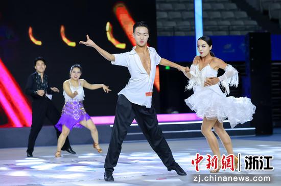 秦建偉2017年最新排舞，舞動(dòng)時(shí)尚與傳統(tǒng)的融合之美